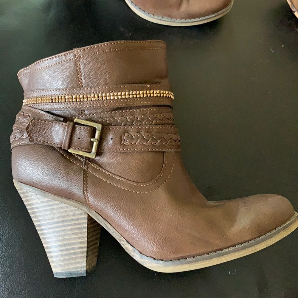 Buckle detailed Heeled Bootie